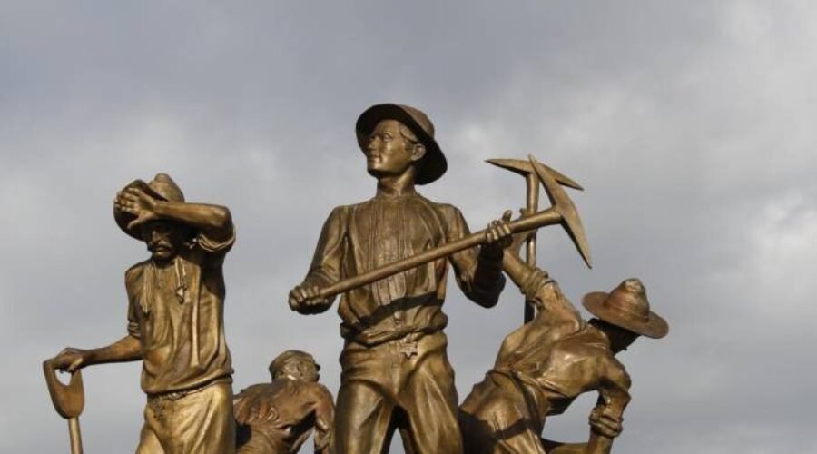 Honrando a los obreros españoles en Panamá: Monumento en la Calzada de Amador, Canal de Panamá hace 118 años
